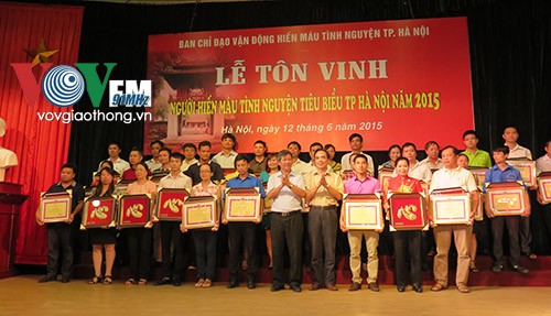 Phó Chủ tịch nước Nguyễn Thị Doan tiếp 100 người hiến máu tiêu biểu năm 2015 - ảnh 1